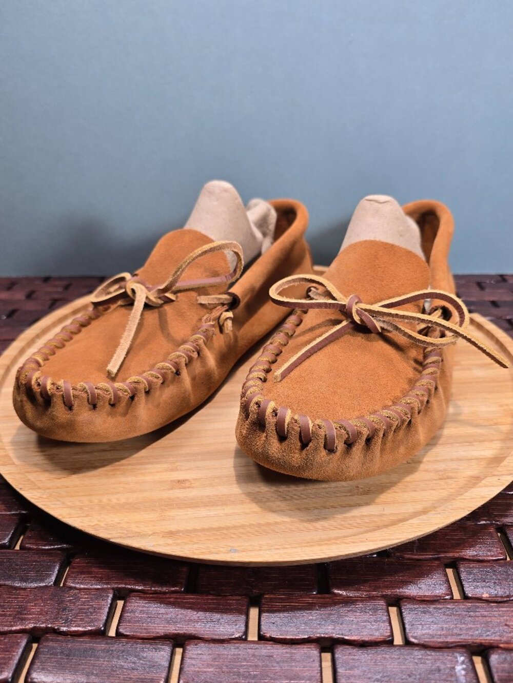 NWOT Minnetonka Brown Leather Laced Soft Sole Moccasins Men's 10 Woman's 11.5